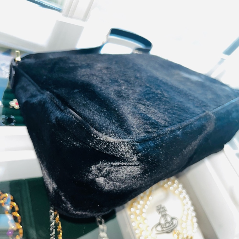 Fendi: Calf Hair Fur Gold FF Logo Mamma Baguette Shoulder Bag (Black) - Picture 13 of 16